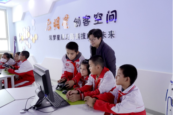 福建奔驰“启明星计划”支持新疆奇台县青少年教育事业