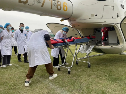 东山医院粤东北空中 120 综合救援中心启用暨开院启诊新闻发布会在东山医院举办。