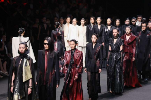 MISUITY米休缇·【见己】SS24中国国际时装周开幕大秀 ——国奢崛起 绽放女性力量