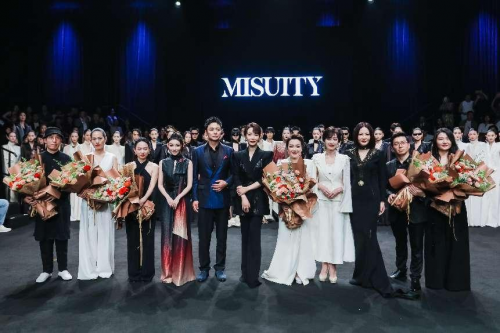 <b>MISUITY米休缇·【见己】SS24中国国际时装周开幕大秀 ——国奢崛起 绽放女性力量</b>