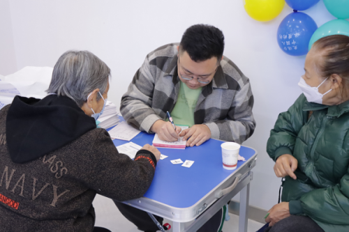 【关注糖尿病】青海爱尔眼科医院携手天奕大药房开展眼健康体检