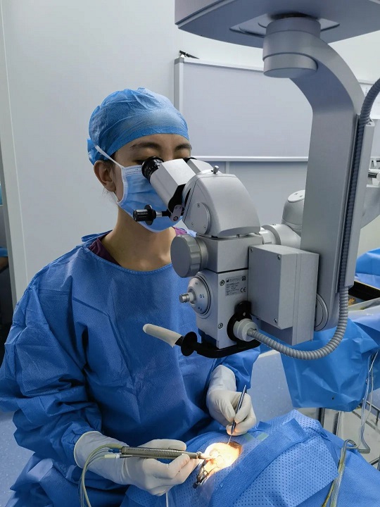 西宁爱尔眼科医院专家赴果洛协助眼科联盟实施白内障复明手术