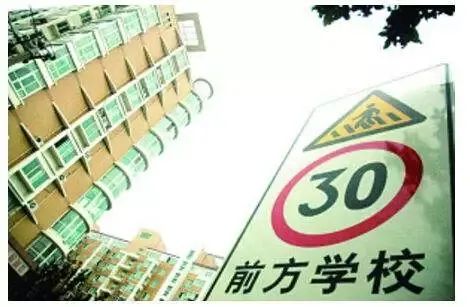 为了娃上学，父母有多拼？想要起跑线超车，拼爹不如拼房！