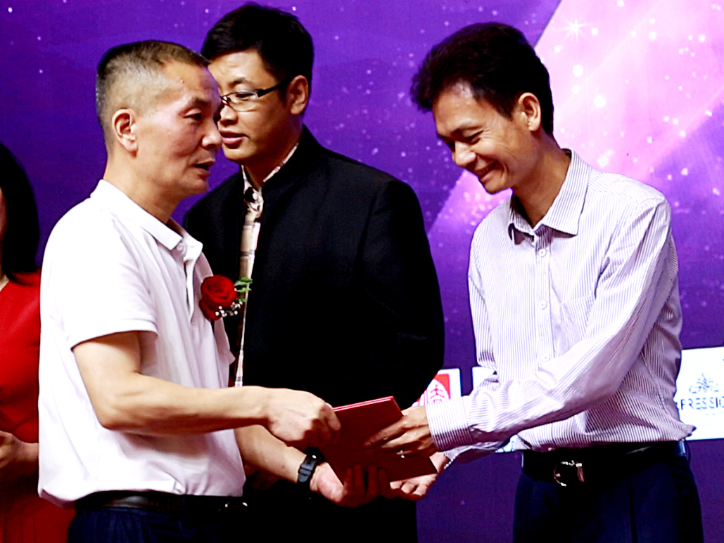 2021年世界华裔小姐大赛正式启动， IMPRESSIONS VANITY高端化妆镜品牌再次为美丽赛事打CALL