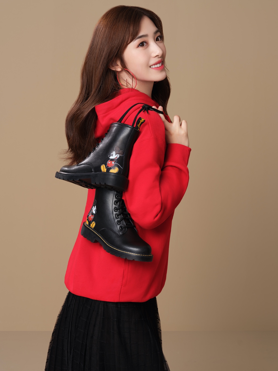 女人穿着黑色的衣服 描述已自动生成