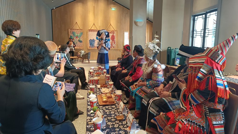 中国非遗旗袍织染绣传统技艺展在南宁开展
