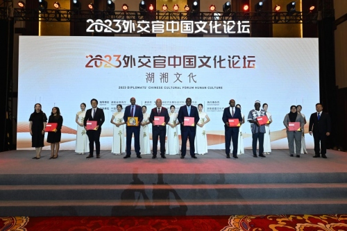和成天下礼盒亮相2023外交官中国文化论坛 获八国外交官点赞