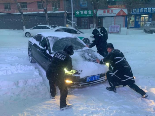 雨雪严寒无情，国寿财险送暖