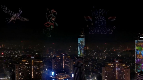 上海雏鸟科技无人机灯光秀跨年表演点亮三国五地夜空