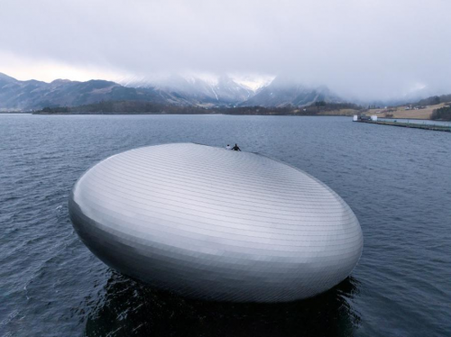 漂浮在峡湾上的孤岛餐厅！挪威「Iris」隐身在银色鱼鳞包覆的球体中，致力发展永续粮食_https://www.izongheng.net_案例_第2张
