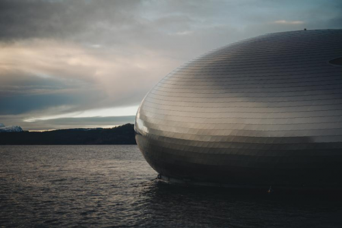 漂浮在峡湾上的孤岛餐厅！挪威「Iris」隐身在银色鱼鳞包覆的球体中，致力发展永续粮食_https://www.izongheng.net_案例_第3张