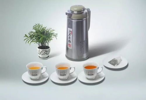 六堡茶新风尚：不老茶娘引领焗茶文化传承与创新