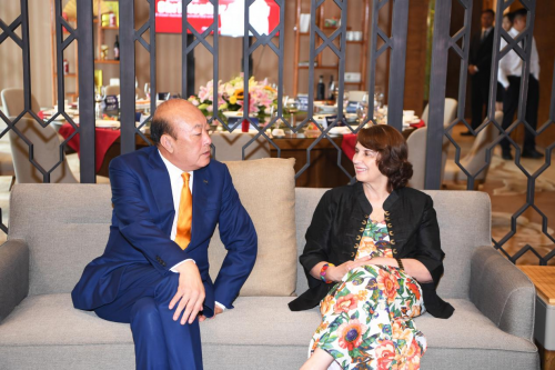 天狮集团董事局主席李金元先生与罗莎莉亚·阿特亚加阁下亲切交谈