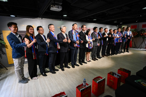 紫砂俊杰香港办展 霍启刚到场祝贺并接受捐赠