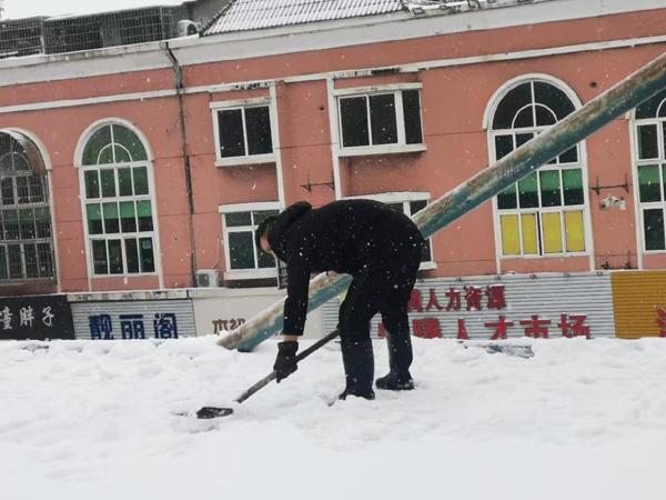 鼎城区交通运输局 清顶棚积雪 除安全隐患